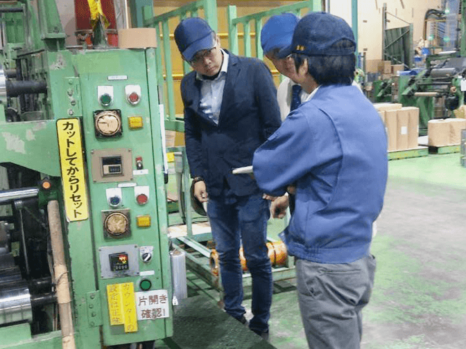 The business manager of Dipo Plastic Machinery Factory made a special trip to customers to understand their demand.