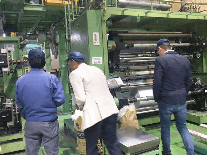 Le directeur commercial de Dipo Plastic Machinery Factory a fait un voyage spécial auprès des clients pour comprendre leur demande