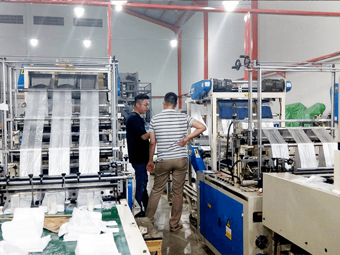 Faites un voyage spécial à l'usine de plastique indonésienne pour comprendre les besoins et les problèmes du client.