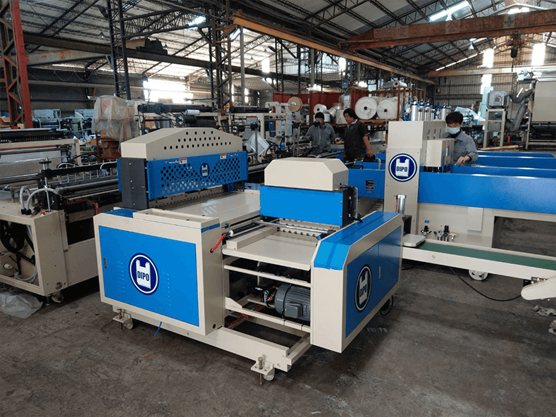 Dipo Plastic Machinery Factory no escatima esfuerzo para enviar las máquinas de los clientes antes del Año Nuevo Chino.
